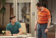 Two and a Half Men – Noch vor Kurzem war Walden (Ashton Kutcher, l.) Feuer und Flamme für Kate, doch seit er die attraktive Backpackerin kennengelernt hat, die plötzlich vor seiner Tür stand, hat er die Heiratspläne mit Kate umgeschmissen - das ist selbst Alan (Jon Cryer, r.) alias "Jeff Starkmann" zu viel des Guten ...