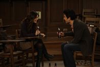 How I Met Your Mother – Ted (Josh Radnor, r.) lernt die Wirtschaftsstudentin Cindy (Rachel Bilson, l.) kennen und ist von ihr total beeindruckt. Doch wird das so bleiben?