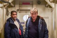 Der Schwarm – Captain Alban (Oliver Masucci, r.) bringt Dr. Sigur Johanson (Alexander Karim, l.) ins Innere des Forschungsschiffs "Thorvaldson".