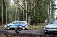 Tatort (MDR) – Die Kommissare Lessing (Christian Ulmen) und Kira Dorn (Nora Tschirner) mit Lupo (Mitte: Arndt Schwering-Sohnrey) am Unfallort.