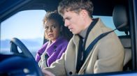 Sturm der Liebe – Ana (Soluna-Delta Kokol, l. mit Robin Schick, r.) ist bestürzt, als sie auf dem Weg zu Gut Thalheim eine Autopanne hat.