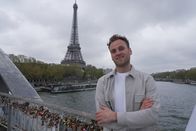Terra X: Weltstädte – Leon Windscheid auf der Liebesschlösserbrücke Pont des Arts. Im Hintergrund das Wahrzeichen von Paris - der Eifelturm.