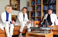 In aller Freundschaft – Nachdem Chefarzt Dr. Kai Hoffmann Kathrin (Andrea Kathrin Loewig, li.) und Martin (Bernhard Bettermann, 2.v.li.) einen geplanten Eingriff wegen eines zu hohen Risikos untersagt hat, suchen die beiden Klinikleiter Dr. Roland Heilmann (Thomas Rühmann, re.) auf. Roland entscheidet auf Martins Kompetenz zu vertrauen und genehmigt die OP.