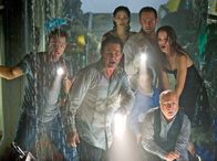 Poseidon – Dylan Johns (Josh Lucas, 2. v. re.) und Robert Ramsey (Kurt Russel, Mitte) befinden sich auf der Flucht vor dem Wasser. Maggie (Jacinda Barrett, re.), ihr Sohn Conor (Jimmy Bennett, 2. v. re.), der Millionär Richard Nelson (Richard Dreyfuss) und Jennifer (Emmy Rossum) folgen ihnen.