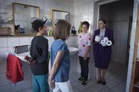 Schloss Einstein – Was verstecken Hermann (Thorin Holland, li.) und Jona (Helen Möller, mi.) vor Pit (Ferenc Amberg, mi.) und Frau Rottbach (Angelika Böttiger, re.)?