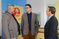 Die Rosenheim-Cops – Die Kommissare Stadler (Dieter Fischer, l.) und Bach (Patrick Kalupa, r.) fühlen Roland Grimm (Wolfgang Seidenberg, M.), dem Ehemann der Toten, bezüglich seines Alibis auf den Zahn.