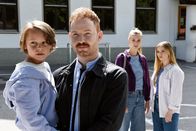 Frühling – Kann Amelie (Hanna Binke) ihrem Ex Ingo (Levin Henning, 2.v.l.) den gemeinsamen Sohn Maxi (Lennox Louis Seigerschmid, l.) anvertrauen? Amelie (Hanna Binke, 2.v.r.) und Lilly (Julia Willecke, r.) sind skeptisch.