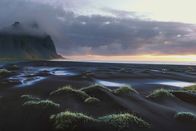 Unsere Kontinente – Der Strand Reynisfjara ist der berühmteste schwarze Sandstrand in Island. Vulkanisches Gestein sorgt für die seltene Färbung.