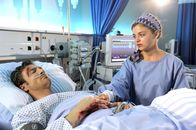 Der Bergdoktor – Lilli Gruber (Ronja Forcher, r.) am Bett ihres schwer verletzten Vaters (Heiko Ruprecht, l.).