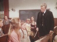 Unsere kleine Farm – Gegen Mr. Applewood (Richard Basehart, r.) hat Laura (Melissa Gilbert, M.) keine Chance, denn der tyrannische Lehrer findet immer einen Grund, um sie mit dem Stock zu schlagen.