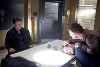 Castle – Von Det. Ethan Slaughters (Adam Baldwin, r.) Art und Weise, den Verdächtigen Shea (Stefan Niemczyk, M.) zu verhören, ist Richard Castle (Nathan Fillion, l.) schockiert und fasziniert zugleich ...