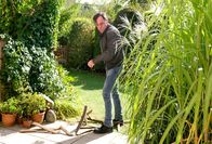 Annie - kopfüber ins Leben – Hier hat es gekracht: Ralf (Thomas Loibl) lässt im eigenen Garten seinen aufgewühlten Gefühlen freien Lauf und zerschmettert einen Stuhl.