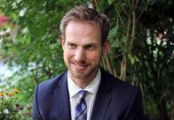 Sturm der Liebe – Leonard (Christian Feist) ist es unwohl, als Pauline auf das Thema "Heirat" zu sprechen kommt.