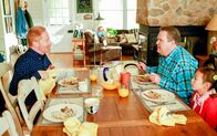 Modern Family – v.li.: Mitchell Pritchett (Jesse Tyler Ferguson), Cameron Tucker (Eric Stonestreet), Lily Tucker-Pritchett (Aubrey Anderson-Emmons)