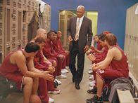 Coach Carter – Mit knallharten Regeln, die keinen Widerspruch dulden, Verträgen, in denen die Spieler ihre Leistung auch in schulischen Bereichen zusichern müssen und einem gnadenlosen Ausdauertraining verschafft Carter (Samuel L. Jackson, M.) sich nicht nur den nötigen Respekt, sondern führt die Mannschaft auch zu ersten Siegen ...