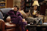 The Big Bang Theory – Sheldon macht seine Freunde, mit seinen nervösen Ticks wahnsinnig. Rajesh (Kunal Nayyar, r.) und Howard (Simon Helberg, l.) überlegen deshalb, was sie tun können, damit er wieder bei Leonard einzieht ...