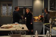 Last Man Standing – Als die eingeladenen Nachbarn vor der Tür stehen, stellt sich heraus, dass es sich um Lesben handelt. Während Mike (Tim Allen, l.) viele Gemeinsamkeiten mit der blonden Charlie (Andrea Bendewald, M.) endeckt, gefällt das seiner Frau Vanessa (Nancy Travis, r.) gar nicht ...