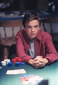 Malcolm mittendrin – Malcolm (Frankie Muniz) denkt sich eine erfolgversprechende Pokerstrategie aus.