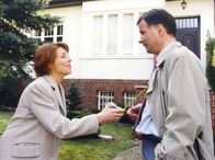 In aller Freundschaft – MDR Fernsehen IN ALLER FREUNDSCHAFT FOLGE 186, "ARD/MDR - IN ALLER FREUNDSCHAFT, Fernsehserie 2003, Folge 186: Gebrochenes Schwingen, Regie Peter Wekwerth Uhr. Pia Heilmann (Hendrikje Fitz, links) zeigt mit voller Begeisterung Roland (Thomas R¸hmann) ihr Traumhaus. Doch eigentlich hat er schon ganz andere Investionspläne!