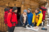 Die Bergretter – Die Suche von Markus (Sebastian Ströbel, r.), Ben (Mirko Lang, l.) und dem Ehepaar Brandner (Marion Mitterhammer, 2.v.l. und Cornelius Obonya, 2.v.r.) führt zu einer alten Berghütte. Weiß Babette mehr? in Verbindung mit der Sendung bei Nennung ZDF/Thomas R. Schumann