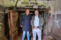Der Vorkoster – Björn Freitag (l) geht gemeinsam mit Stollenbäcker Jörg Liese unter Tage und dem Geheimnis der richtigen Lagerung eines Stollens auf den Grund.