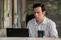 Death in Paradise – DI Neville Parker (Ralf Little) ist beunruhigt: Wer hat versucht, ihn über seinen Blog zu kontaktieren? Könnte es tatsächlich Rebecca Walmslow sein, die hinter den Nachrichten steckt?