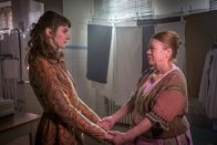 Der Froschkönig – Isabelle (Anuschka Tochtermann, l.) ist durcheinander und sucht Trost und Geborgenheit bei Hildegard (Veronika Nowag-Jones, r.) in deren Waschküche.
