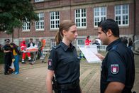 Notruf Hafenkante – Kim (Carolyn Genzkow, l.) und Tarik (Serhat Cokgezen, r.) versuchen herauszufinden, wer die Giftwarnung an das Schwarze Brett der Schule gehängt hat.