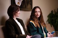 Fitting In – Rita (Emily Hampshire, l.) begleitet ihre Tochter Lindy (Maddie Ziegler, r.) zum Termin beim Frauenarzt.
