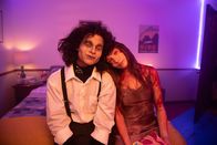 Fitting In – Noch ist ihre Beziehung intakt: Adam (D'Pharaoh Woon-A-Tai) und Lindy (Maddie Ziegler) haben sich für die Mottoparty schick gemacht.