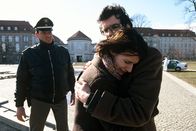 Berlin - Eine Stadt sucht den Mörder – Lena Schumann (Annett Renneberg, M.) wird von ihrem Kollegen Marco (Luca Zamperoni, r.) getröstet.