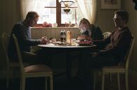 Kommissar Wisting – Familienbesuch: Wisting (Sven Nordin, li.) mit Sohn Thomas (Jonas Strand Gravli) und Tochter Line (Thea Green Lundberg).