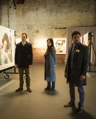Elementary – Ein junges Mädchen wird getötet. Holmes (Jonny Lee Miller, l.), Watson (Lucy Liu, M.) und Detective Bell (Jon Michael Hill) ermitteln und entdecken ein Selfie von ihr in einer Ausstellung. Doch das Bild, das dort hängt, ist nicht das Original und scheint ausgetauscht worden zu sein ...
