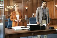 All Rise - Die Richterin – Emily Lopez (Jessica Camacho, l.); "Lucky" Lakshan Manjula (Paull Walia, r.)