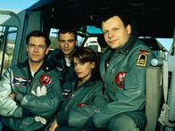 Die Rettungsflieger – "Die Rettungsflieger" - das erfolgreiche Team im Einsatz: Alexander Karuhn (Matthias Leja, l.), Max Westphal (Frank Stieren, 2.v.l.), Maren Maibach (Gerit Kling, 2.v.r.) und Thomas Asmus (Ulrich Bähnk, r.).