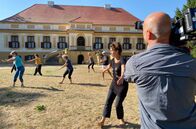 Bilderbuch – Sabine Kugler gibt Qi Gong-Kurse vor dem Schloss Caputh.