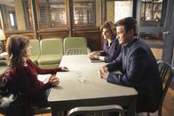 Castle – Castle (Nathan Fillion, r.) und Beckett (Stana Katic, M.) sprechen mit Helen Parker (Perrey Reeves, l.) über das Doppelleben, das ihr Mann vor seinem Tod offensichtlich geführt hat.