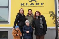 Hoagascht – Moderator Richard Deutinger (mitte) mit Rauchfangkehrerin Maria Klapf (rechts) und Tochter Stefanie Glantschnig (links) mit ihren Kindern (vorne)