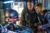 Doctor Who – Twirly (l), Graham (Bradley Walsh) und The Doctor (Jodie Whitaker, r)