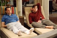 Two and a Half Men – Walden (Ashton Kutcher, l.) und Alan (Jon Cryer, r.)