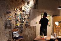 I Wouldn't Go In There – Robert Joe betrachtet Hinweise, die an einer Wand gesammelt wurden.