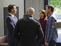 Navy CIS – Als das Team einem Hinweis über Ärzte im Sudan nachgeht, treffen Tony (Michael Weatherly, l.) und Doktor Cyril Taft (Jon Cryer, 2.v.l.) auf Dr. David Woods (David Chisum, r.) und seine Frau Jeanne (Scottie Thompson, 2.v.r.) ...