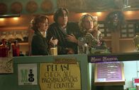 Buffy - Im Bann der Dämonen – Willow (Alyson Hannigan, l.), Xander (Nicholas Brendon, M.) und Anya (Emma Caulfield, r.) fühlen sich von dem Troll bedroht ...