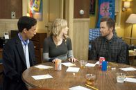Community – Abed (Danny Pudi, l.) weist Britta (Gillian Jacobs, M.) und die anderen auf die Gefahr hin, dass Jeff (Joel McHale, r.) mit diesem Spiel verschiedene Zeitstränge schafft, aber niemand nimmt seinen Einwurf ernst - mit verheerenden Folgen ...