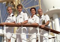 Unter weißen Segeln – Kapitän Klaus Berger (Peter Kremer, re.) hat das Kommando auf der "Royal Clipper", einem stattlichen Fünfmaster, der die Nostalgie eines "Windjammers" mit dem Komfort eines modernen Luxuskreuzfahrtschiffs verbindet. Die erfahrene Cruisedirektorin Marlene (Christine Neubauer, 2.v.re.) sorgt gemeinsam mit der Crew für das Wohl der Passagiere. Mit zur Crew gehören Sven (Thorsten Feller) und Kerstin (Esther Seibt).