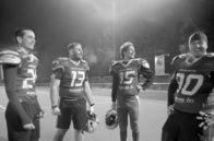 Streetphilosophy – v.r.) sein erstes American-Football-Probetraining. Welches Ideal von Männlichkeit gilt in dieser Welt und welches ist erstrebenswert für die Zukunft?