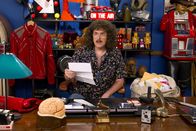How I Met Your Mother – Ted hat Schwierigkeiten, eine Begleitung für ein Weird Al Yankovic (Weird Al Yankovic) Konzert zu finden ...