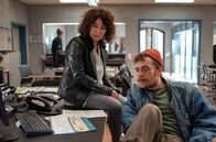 Großstadtrevier – Harry Möller (Maria Ketikidou, l.) und Nils Sanchez (Enrique Fiß, r.) kommen dem Geheimnis ihres neuen Kollegen immer dichter auf die Spur.