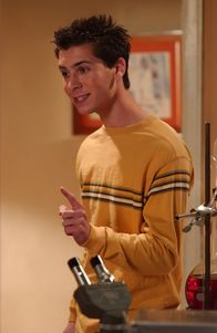 Malcolm mittendrin – Reese (Justin Berfield) ist bei dem Experiment verständlicherweise keine große Hilfe. Doch zufällig gelingt es ihm, das Enzym herzustellen ...