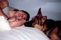 Kommissar Rex – Rex hat seine eigenen Methoden, sein Herrchen Richie Moser (Tobias Moretti) schnell wach zu bekommen.